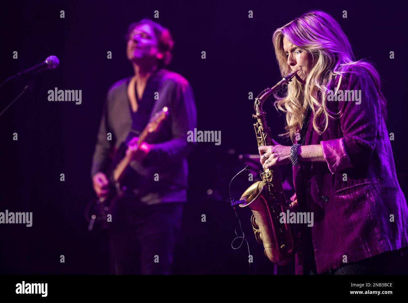 HAARLEM - 13/02/2023, HAARLEM - Candy Dulfer se produit lors d'un concert à Philharmonie Haarlem pour recueillir des fonds pour les victimes des tremblements de terre en Turquie et en Syrie. Le produit du concert sera Giro555. C'est le premier concert-bénéfice pour les victimes de la catastrophe naturelle. ANP EVA PLEVIER pays-bas sortie - belgique sortie Banque D'Images
