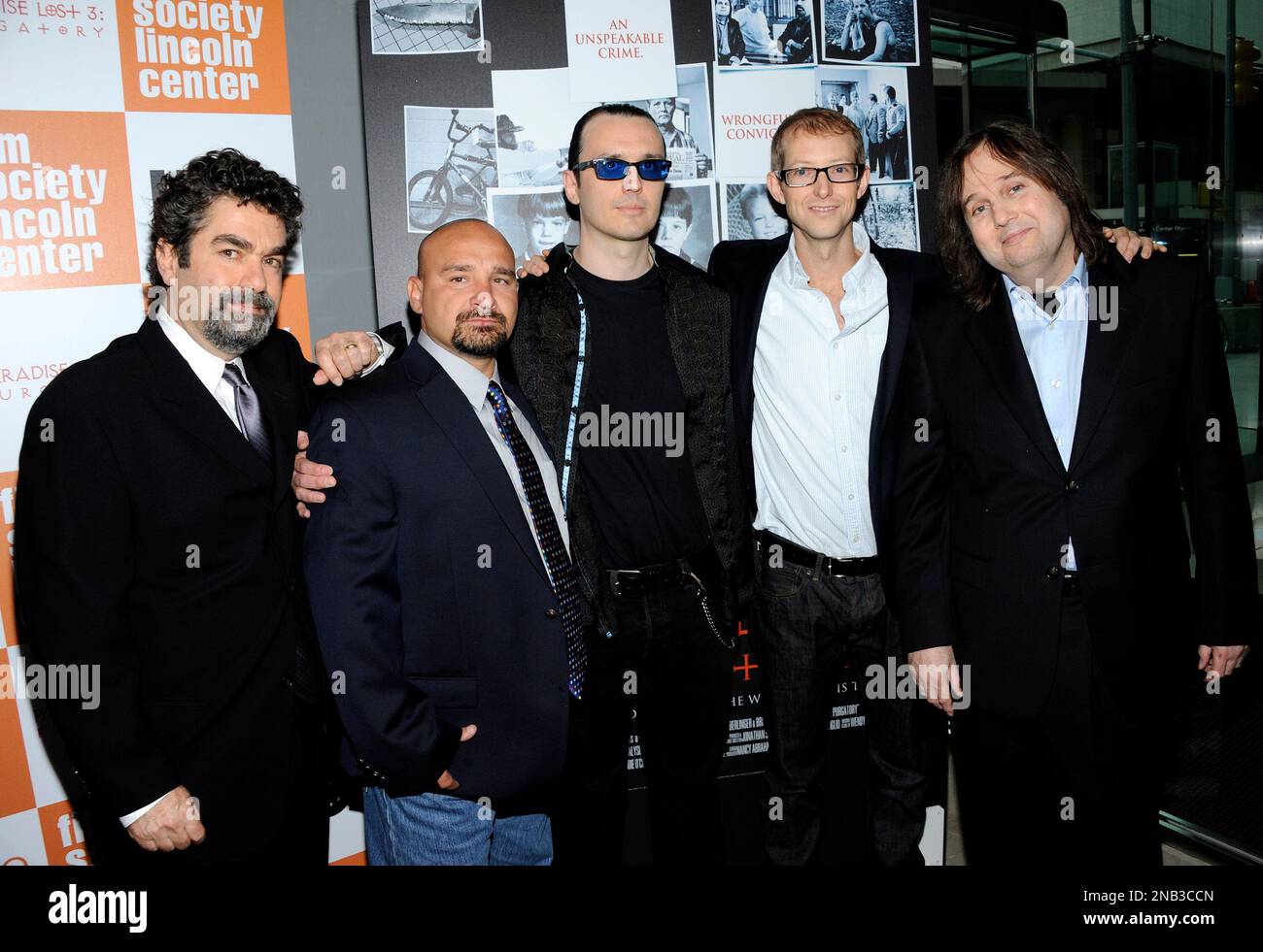 The "West Memphis Three", center, Jessie Misskelley Jr., Damien Echols and Jason Baldwin are flanked by co-directors Joe Berlinger, left, and Bruce Sinofsky, right, at a special screening of "Paradise Lost 3: Purgatory" during the 49th Annual New York Film Festival at Alice Tully Hall on Monday, Oct. 10, 2011 in New York. (AP Photo/Evan Agostini) Banque D'Images