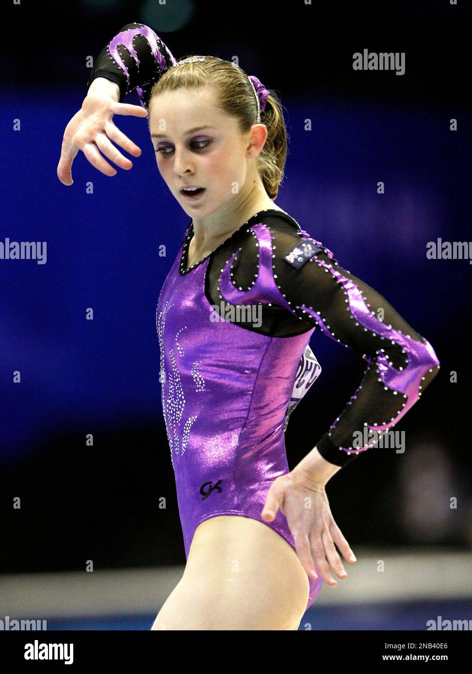 Australia's Lauren Mitchell performs the floor exercise during the women's qualifying of the Artistic Gymnastics World Championships in Tokyo, Japan, Friday, Oct. 7, 2011. The world championships, the main qualifier for next summer's London Olympics, began Friday with women's qualifying.(AP Photo/Koji Sasahara) Banque D'Images