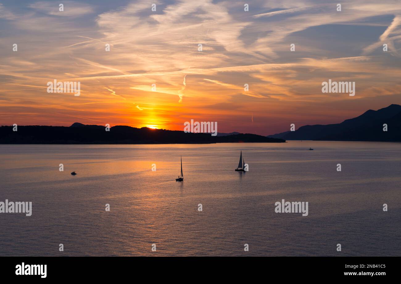 Coucher de soleil voile bateau Paysage Croatie plans d'eau sentiers Banque D'Images