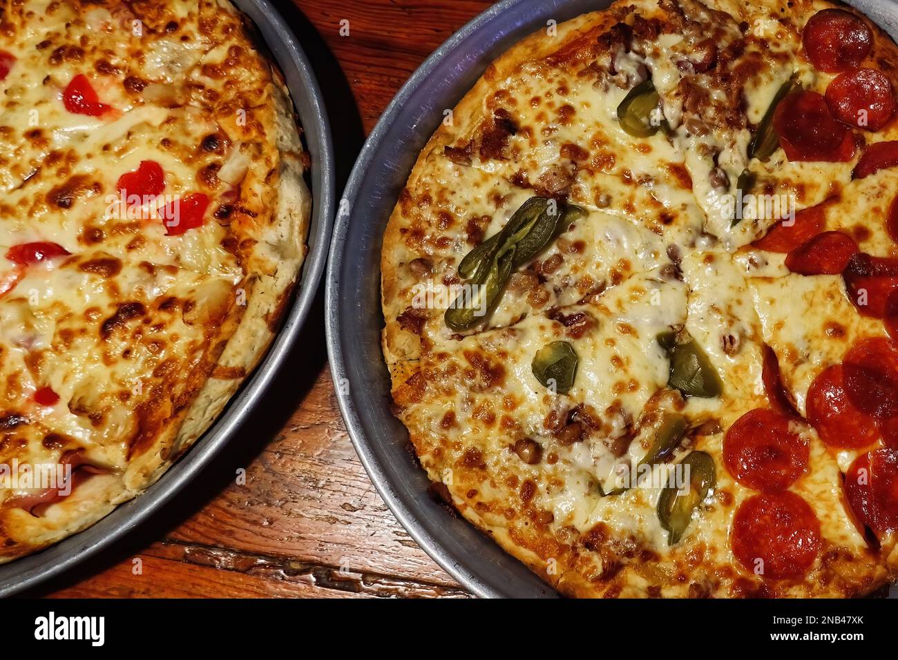 Une pizza Pepperoni et mexicaine sur plateau métallique dans le restaurant Banque D'Images