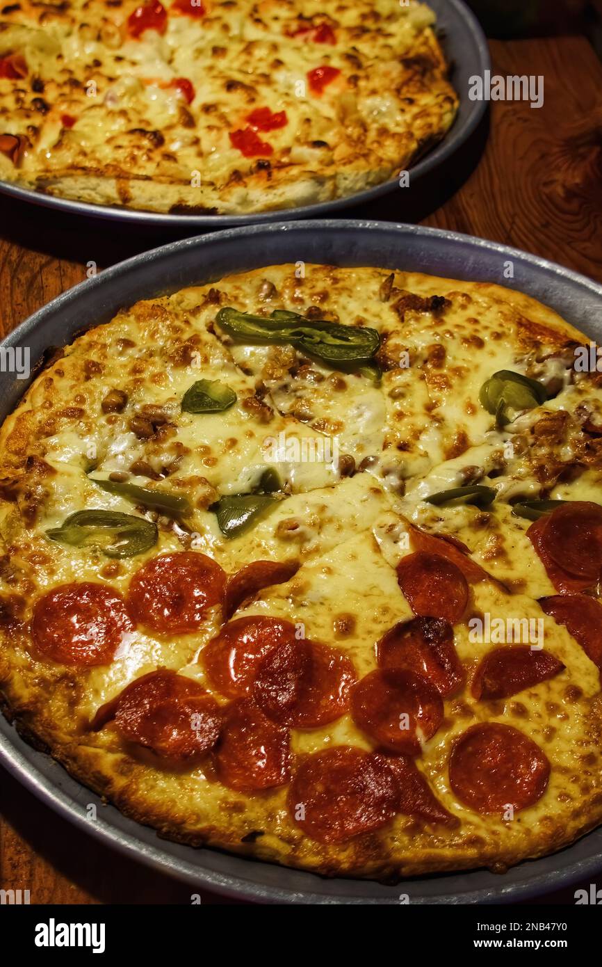 Une pizza Pepperoni et mexicaine sur plateau métallique dans le restaurant Banque D'Images