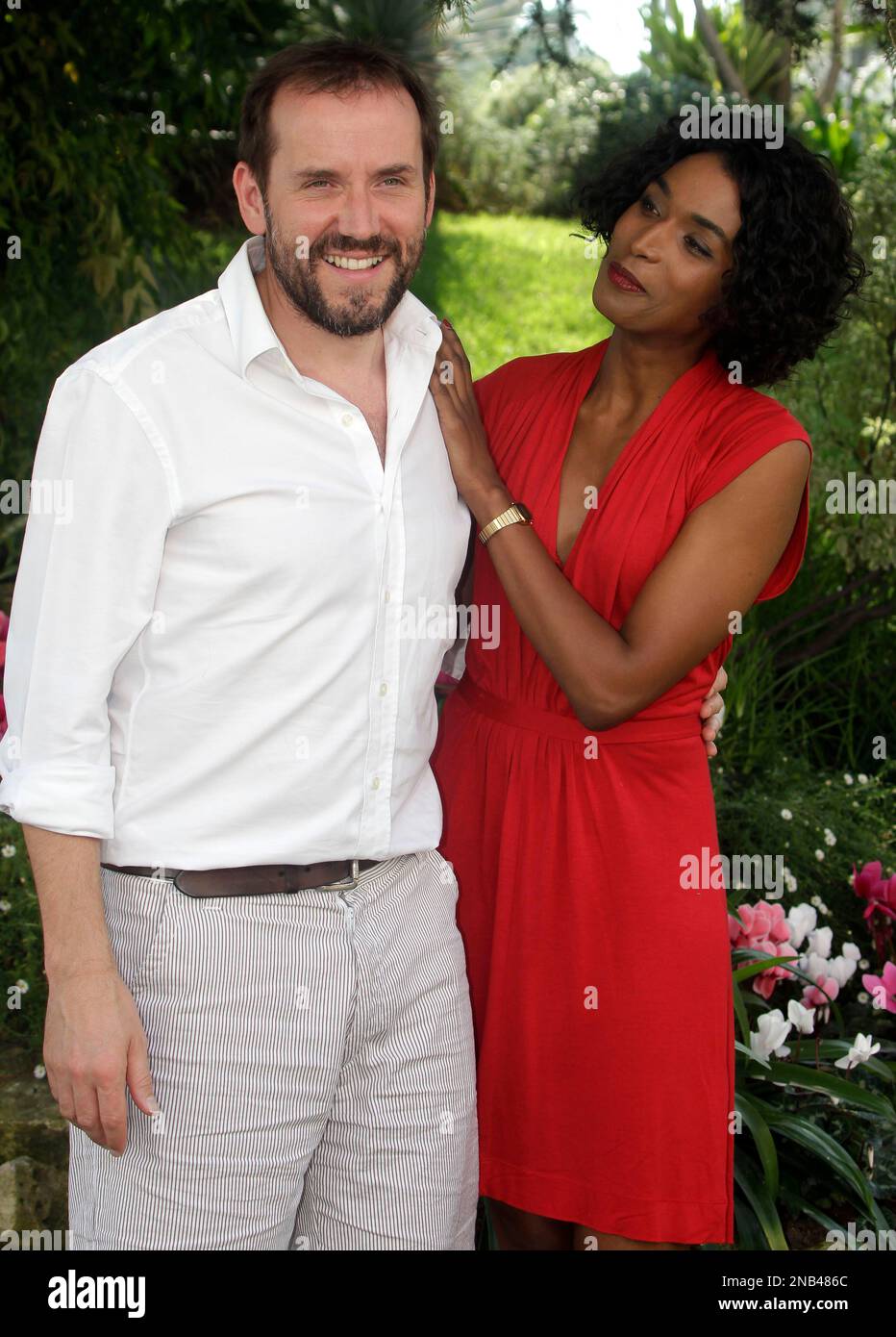 French actress Sara Martins and British actor and comedian Ben Miller pose as they launche a new drama series "Death in Paradise" during the 27th MIPCOM (International Film and Programme Market for Tv, Video,Cable and Satellite) in Cannes, southeastern France, Tuesday, Oct. 4, 2011. (AP Photo/Lionel Cironneau) Banque D'Images