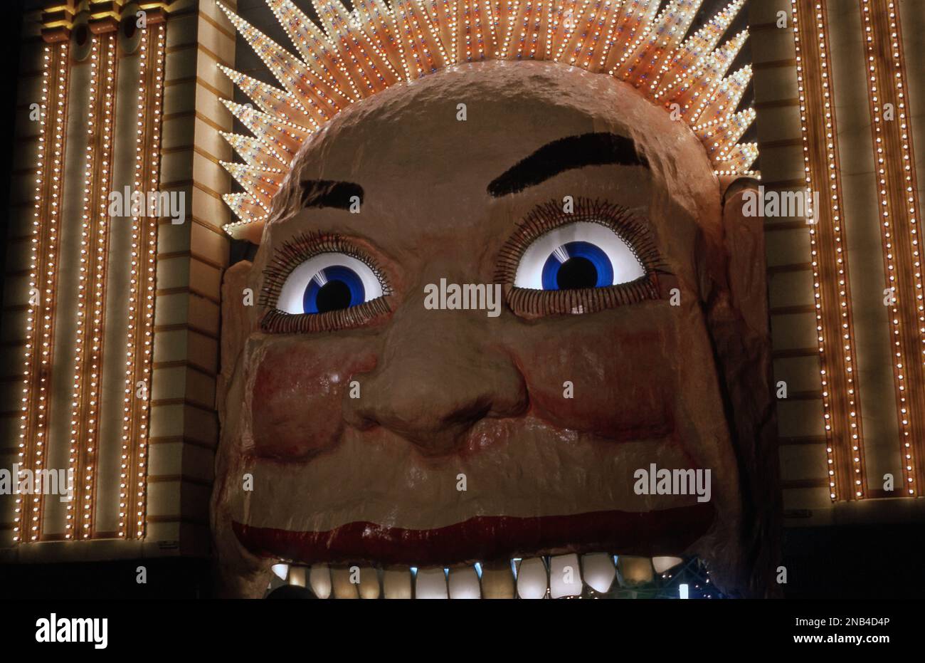 UNE DES 8 VISAGES DE CLOWN RÉAMÉNAGÉS À L'ENTRÉE DU SYDNEY LUNA PARK (VARIANTE DE 1960 PAR ARTHUR BARTON) DEPUISE SON OUVERTURE EN OCTOBRE 1935, AUSTRALIE. Banque D'Images