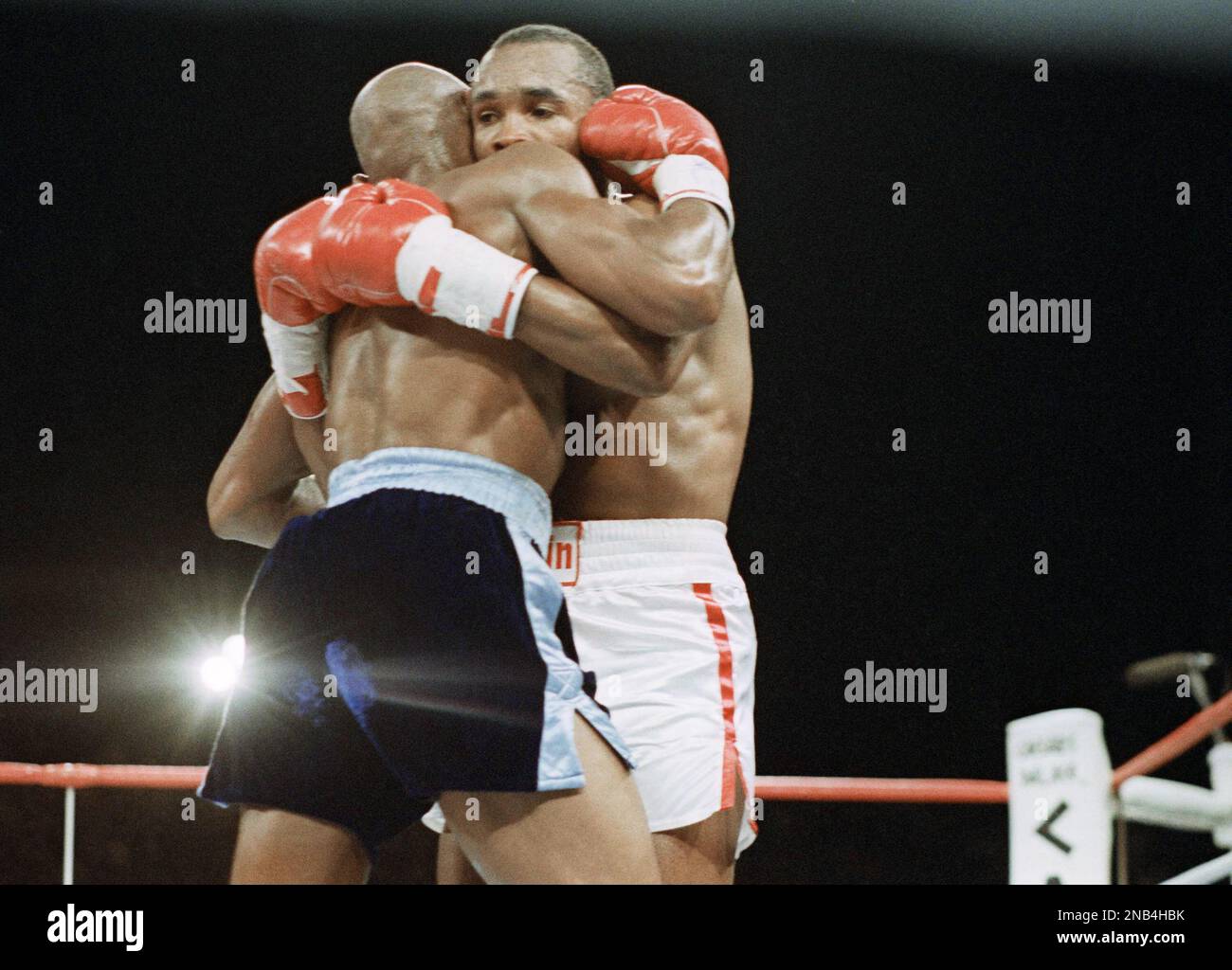 Sugar Ray Leonard and Marvin Hagler are tied up during the early rounds of their fight in Las Vegas, Nevada on April 6, 1987. Leonard won the fight with a 12 round decision. (AP Photo) Banque D'Images