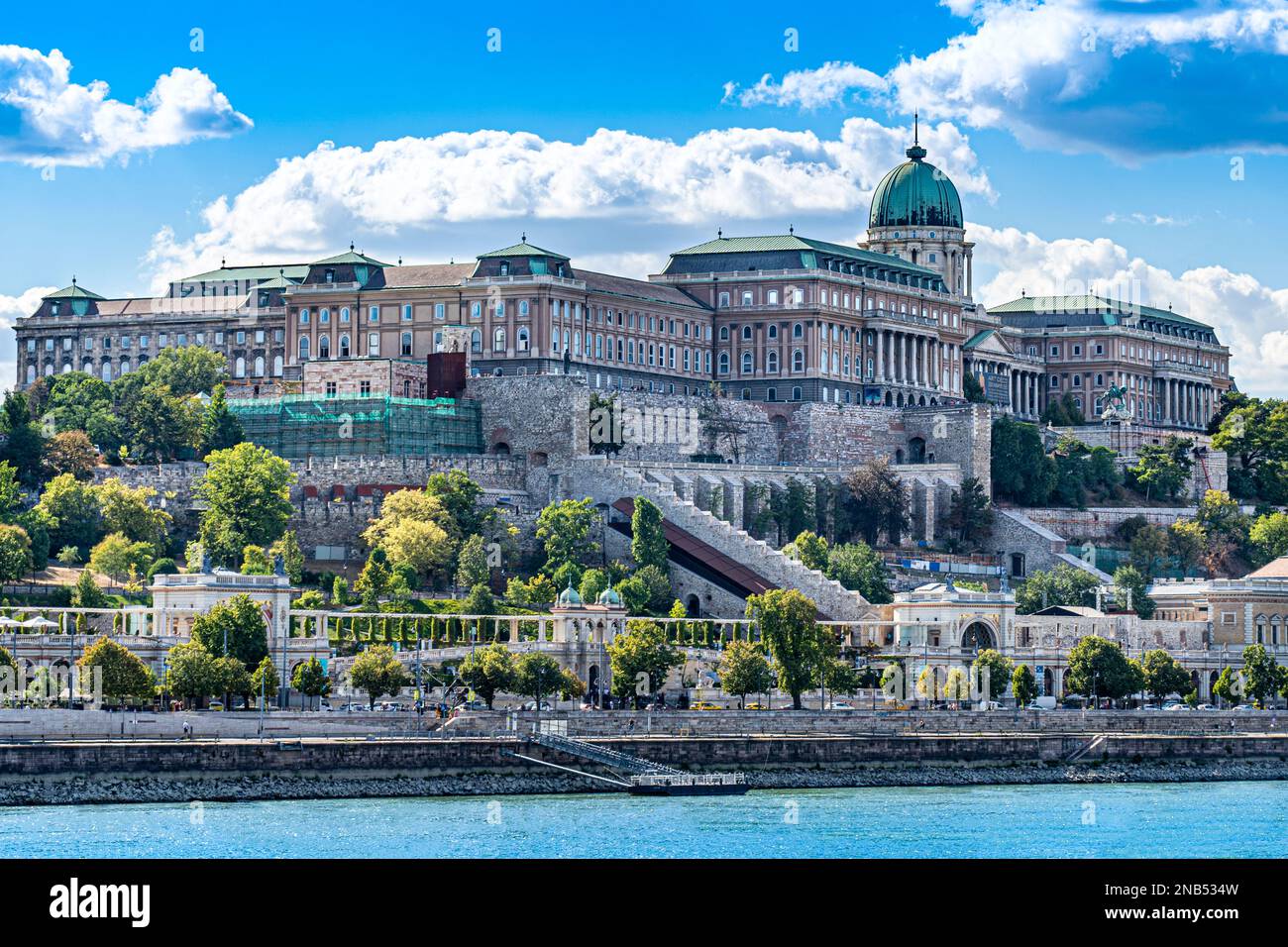 Palais royal de Buda et le jardin du Château Bazar en été, Budapest, Hongrie Banque D'Images