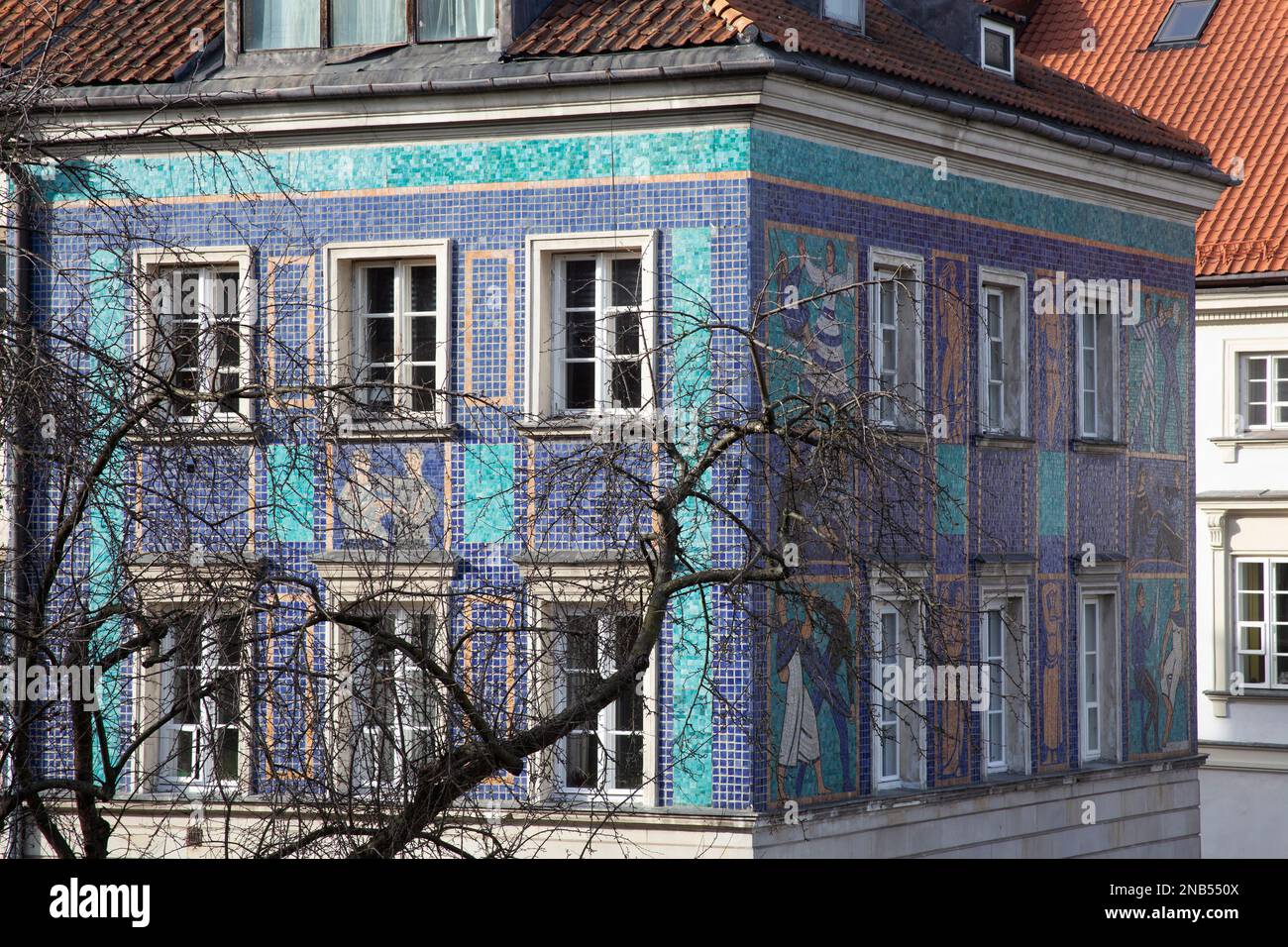 Maison en mosaïque, bâtiment en bâtiment avec mosaïque céramique par Zofia Czarnocka-Kowalska (1956) art classique grec et socialiste réaliste rue Mostowa Banque D'Images