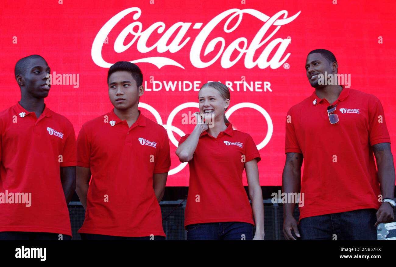 Olympic hopefuls from left, Darius Knight, 21, a British table tennis player, Dayyan Jaffar, 17, an archer from Singapore, Kseniya Vdovina, 24, a 400 metre sprinter from Russia, and David Oliver, 29 a 110 metre hurdler from the United States pose for the photographers during the launch of a global campaign by London 2012 Olympic Games' major sponsor Coca Cola, in East London, Thursday, Sept. 29, 2011. (AP Photo/Lefteris Pitarakis) Banque D'Images