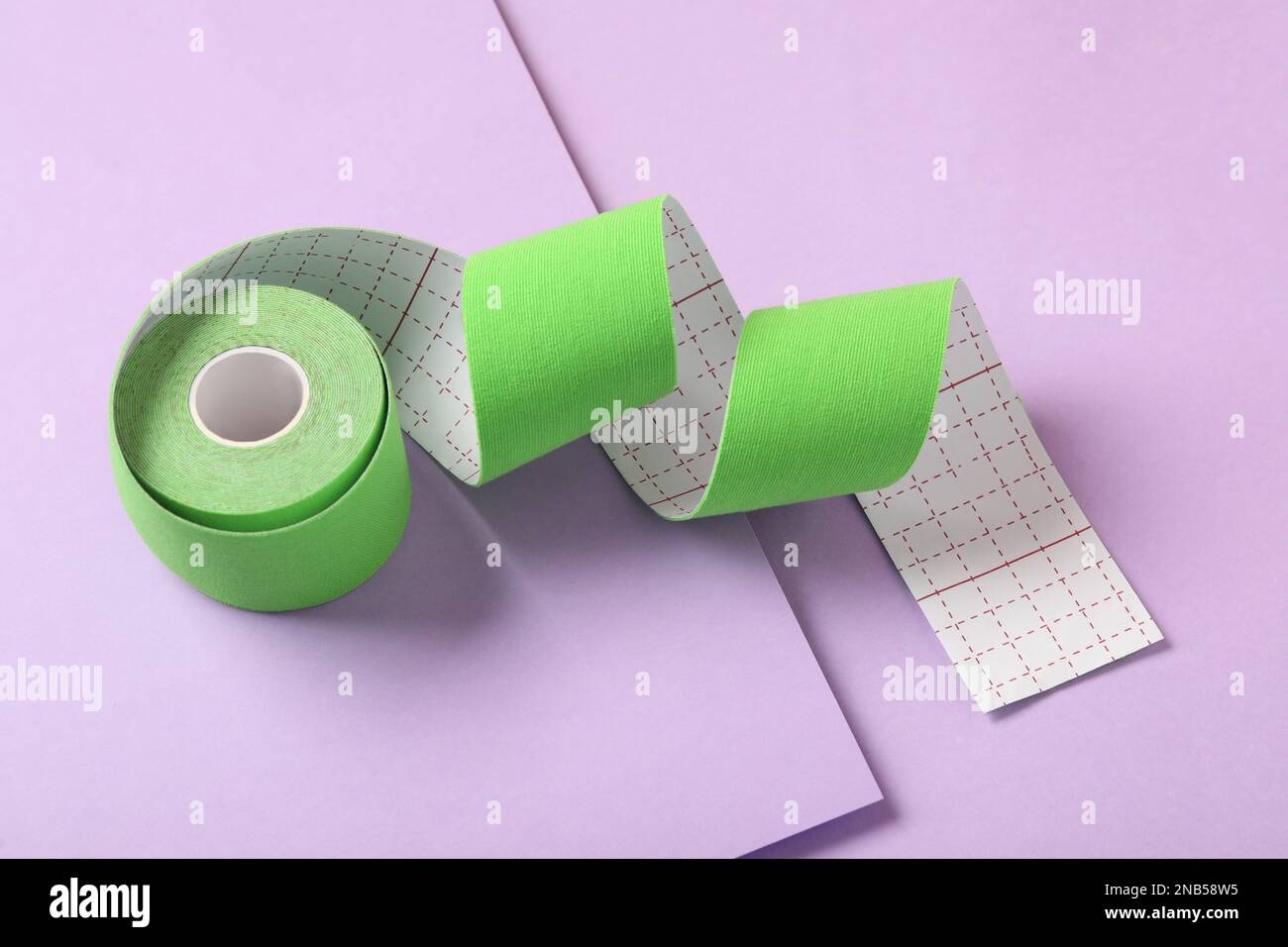 Ruban Kinesio brillant en rouleau sur fond lilas Banque D'Images