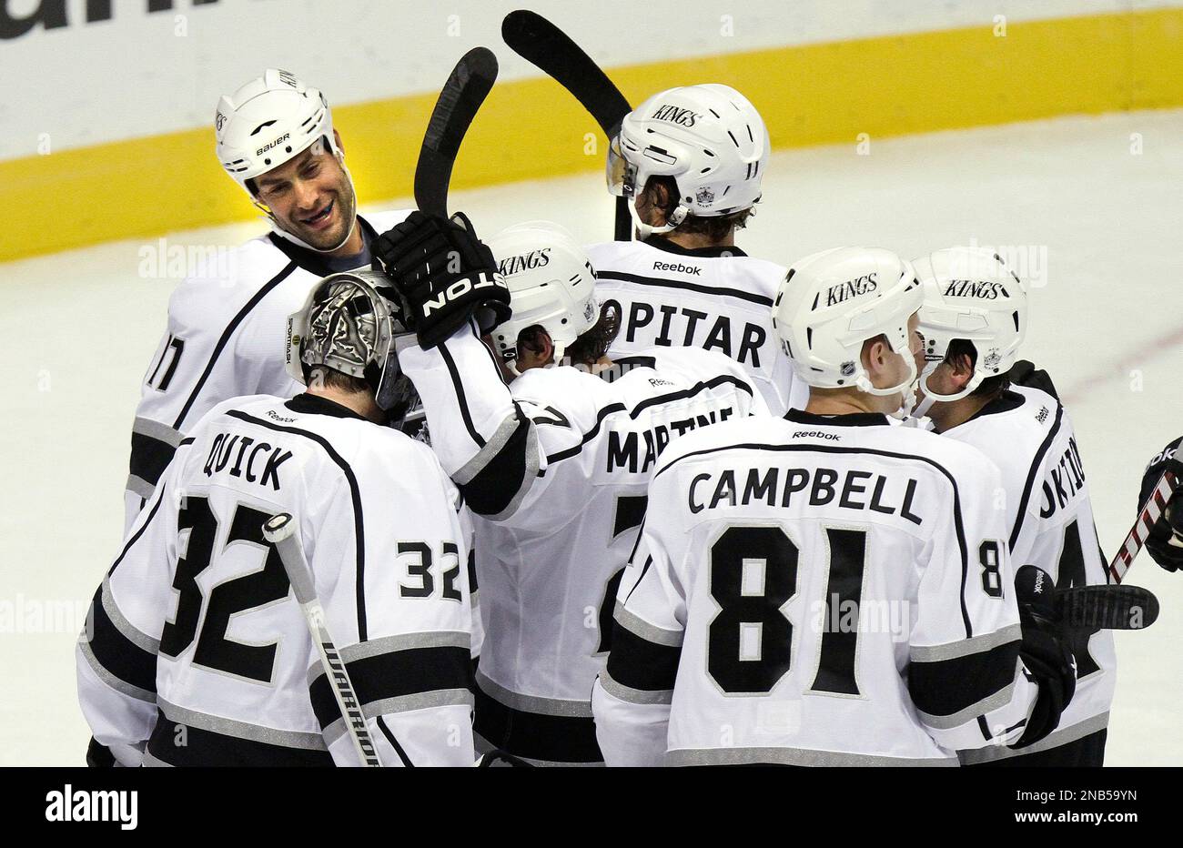 Los Angeles Kings' Ethan Moreau (17) smiles at goalie Jonathan Quick (32) after the Kings shut out the Colorado Avalanche 6-0 in an NHL preseason hockey game in Denver, Wednesday, Sept. 28, 2011. (AP Photo/Barry Gutierrez) Banque D'Images