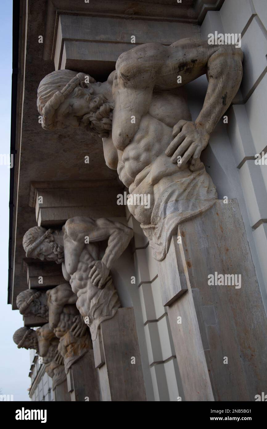 Atlant - Atlas - sculpture en pierre sculptée par André le Brun, soutenant un balcon sur le palais Tyszkiewicz - palais Tyszkiewicz-Potocki -Varsovie, Pologne Banque D'Images