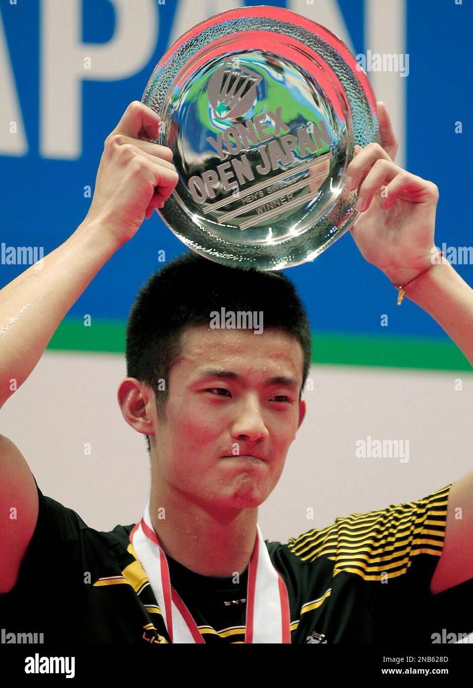Chen Long of China holds the trophy during the award ceremony after winning over Lee Chong Wei of Malaysia in the final of the Japan Open badminton tournament in Tokyo, Sunday, Sept. 25, 2011. Chen beat Lee, 2-1.(AP Photo/Itsuo Inouye) Banque D'Images