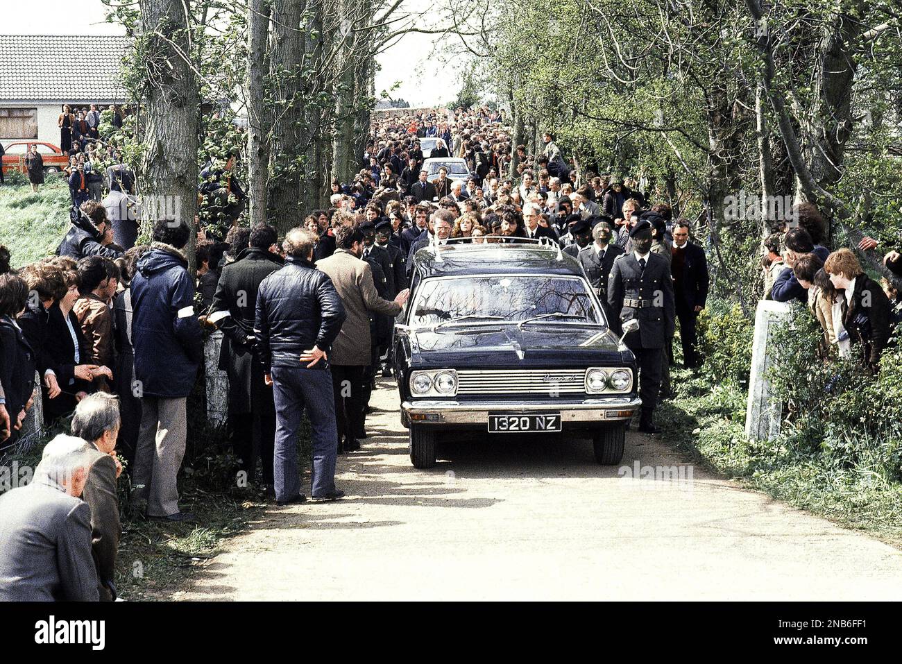 Funeral of Francis Hughes, member of the Provisional IRA and hunger striker who had died in the H Blocks of Maze Prison in Belfast, Northern Ireland on May 15, 1981. (AP Photo/David Caulkin) Banque D'Images
