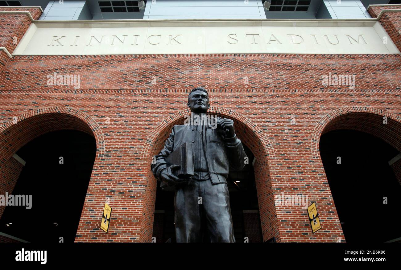 A statue of former Iowa football player and 1939 Heisman Trophy winner Nile Kinnick stands outside Kinnick Stadium before an NCAA college football game between Iowa and Pittsburgh, Saturday, Sept. 17, 2011, in Iowa City, Iowa. (AP Photo/Charlie Neibergall) Banque D'Images