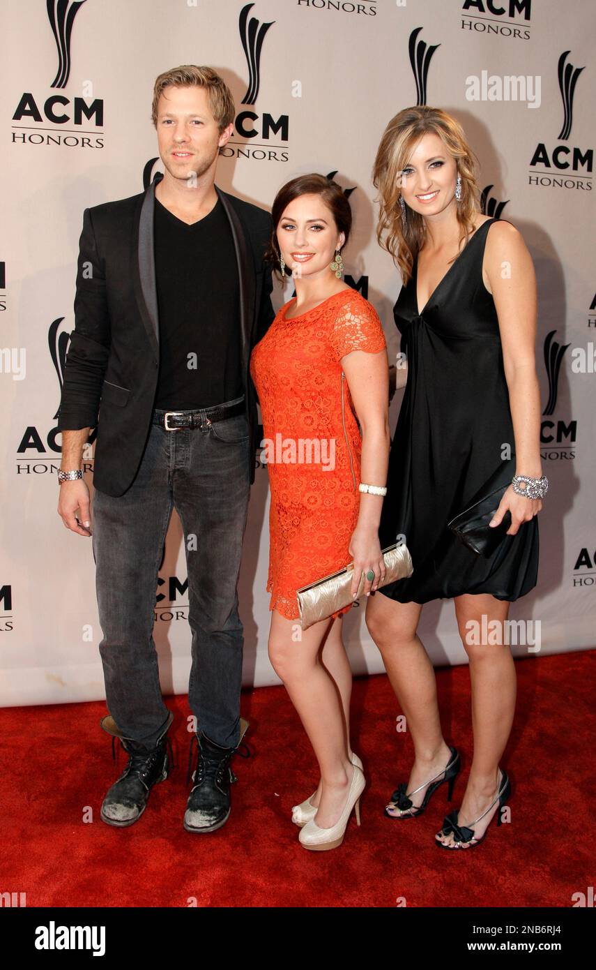 Dean Berner, left, Hannah Blaylock, center, and Cherrill Green, right, of the group Edens Edge, arrive at the Academy of Country Music Honors show on Monday, Sept. 19, 2011, in Nashville, Tenn. (AP Photo/Mark Humphrey) Banque D'Images
