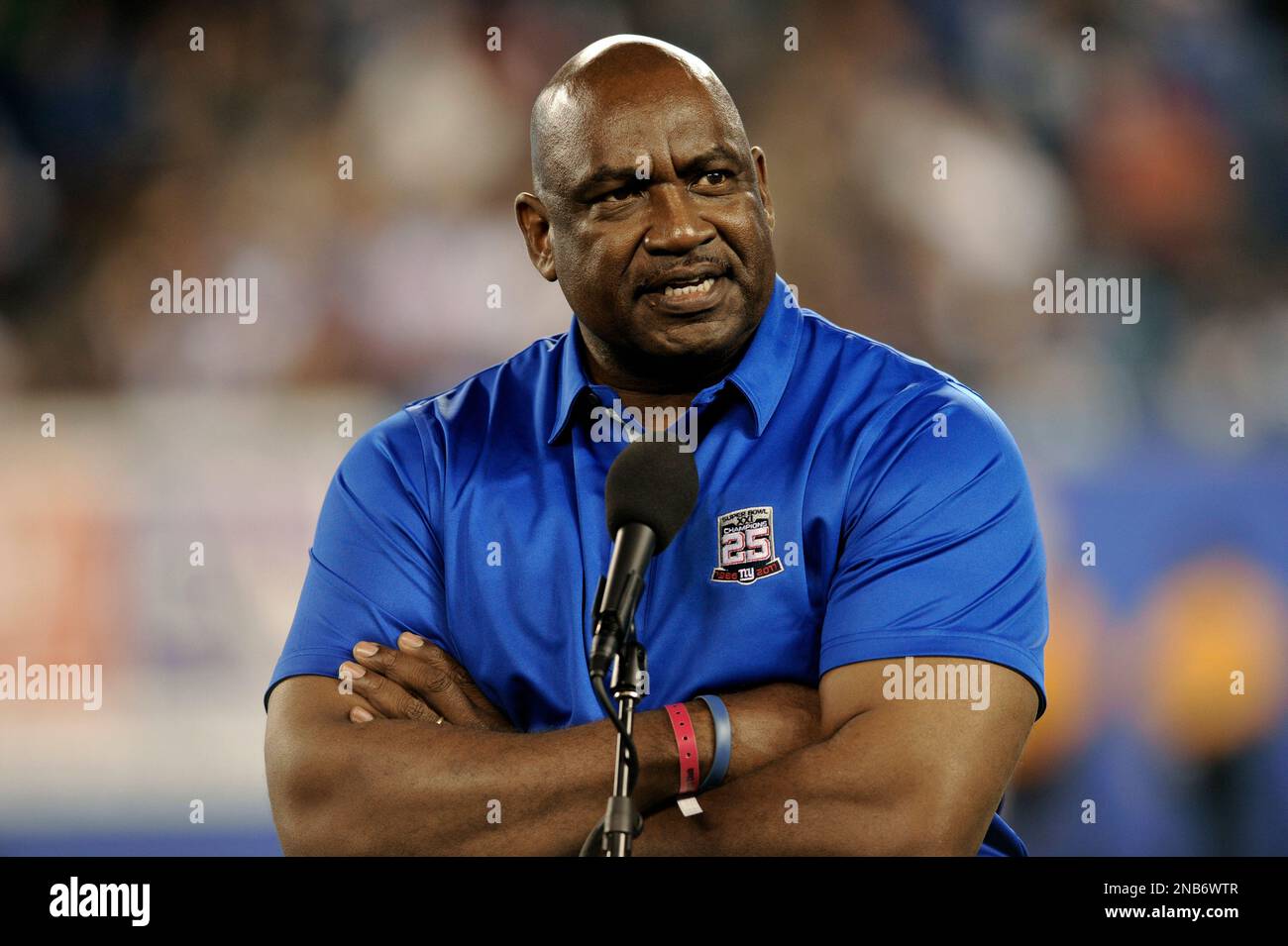 Former New York Giants player George Martin is honored along with teammates from the 1986 Super Bowl championship team during an NFL football game between the New York Giants and the St. Louis Rams Monday, Sept. 19, 2011, in East Rutherford, N.J. (AP Photo/Bill Kostroun) Banque D'Images