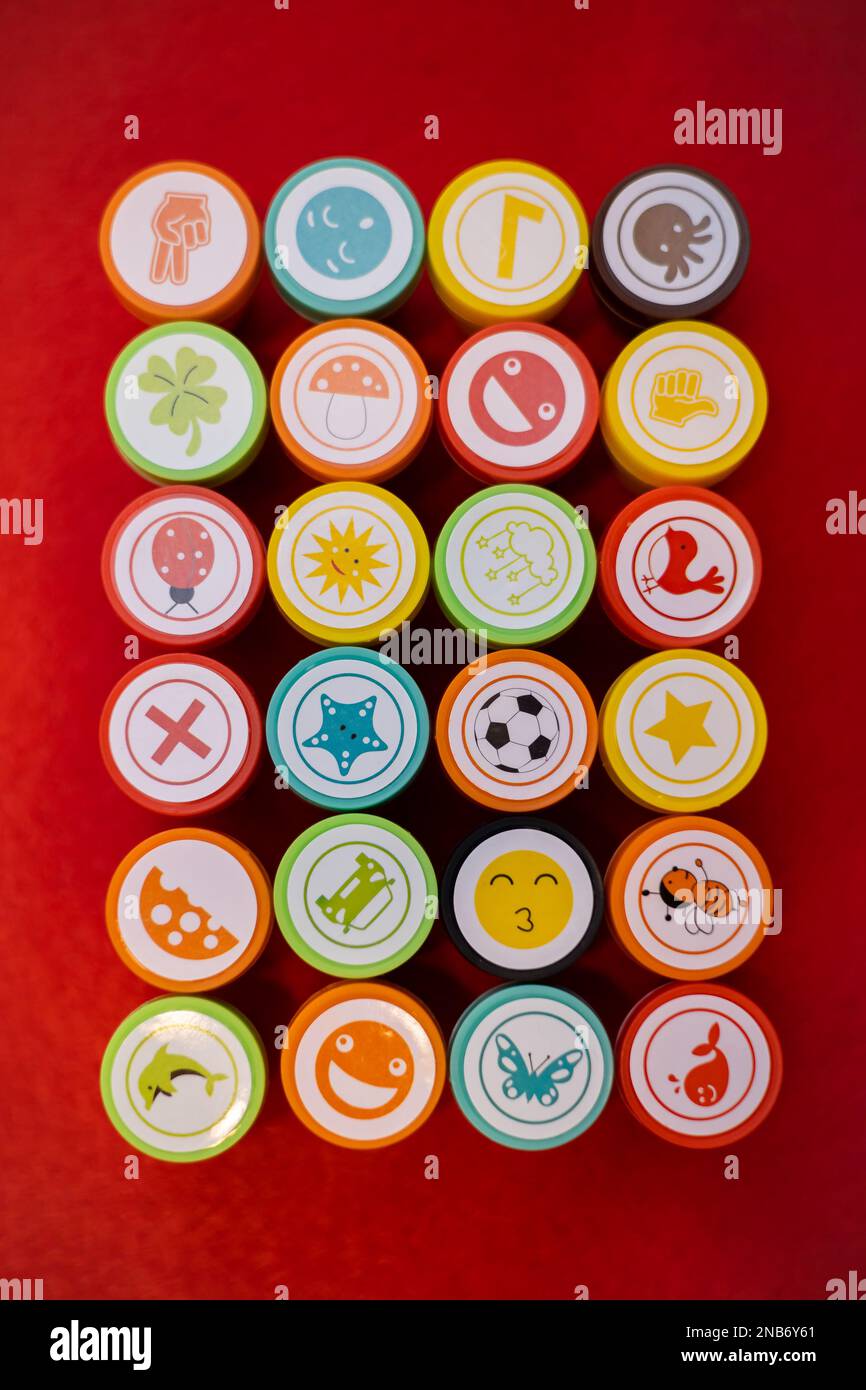 Un ensemble de timbres pour les enfants. Les tampons sont placés sur un arrière-plan rouge. elles illustrent différentes formes et différents objets. Banque D'Images
