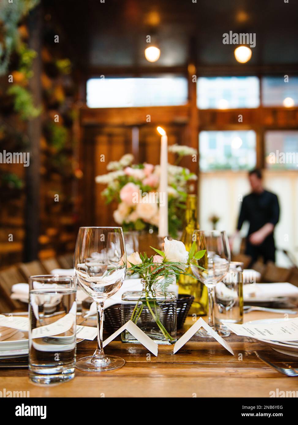 Réglage de la table au restaurant Banque D'Images