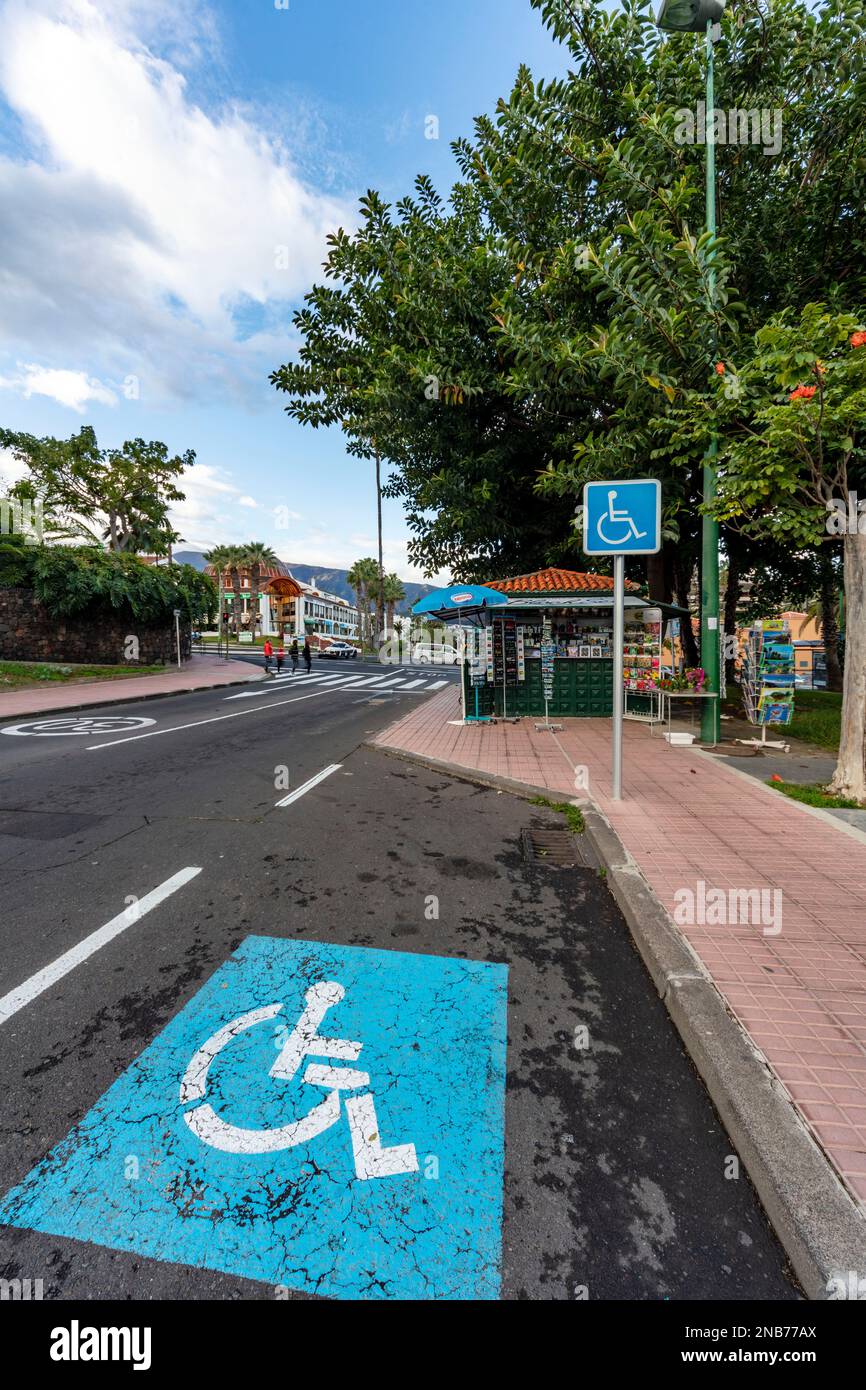 Marquage bleu des personnes handicapées sur la route pour signaler la priorité des personnes handicapées. Teneˈɾife ; Tenerife, îles Canaries, Espagne, tourisme, soleil d'hiver, visites touristiques Banque D'Images