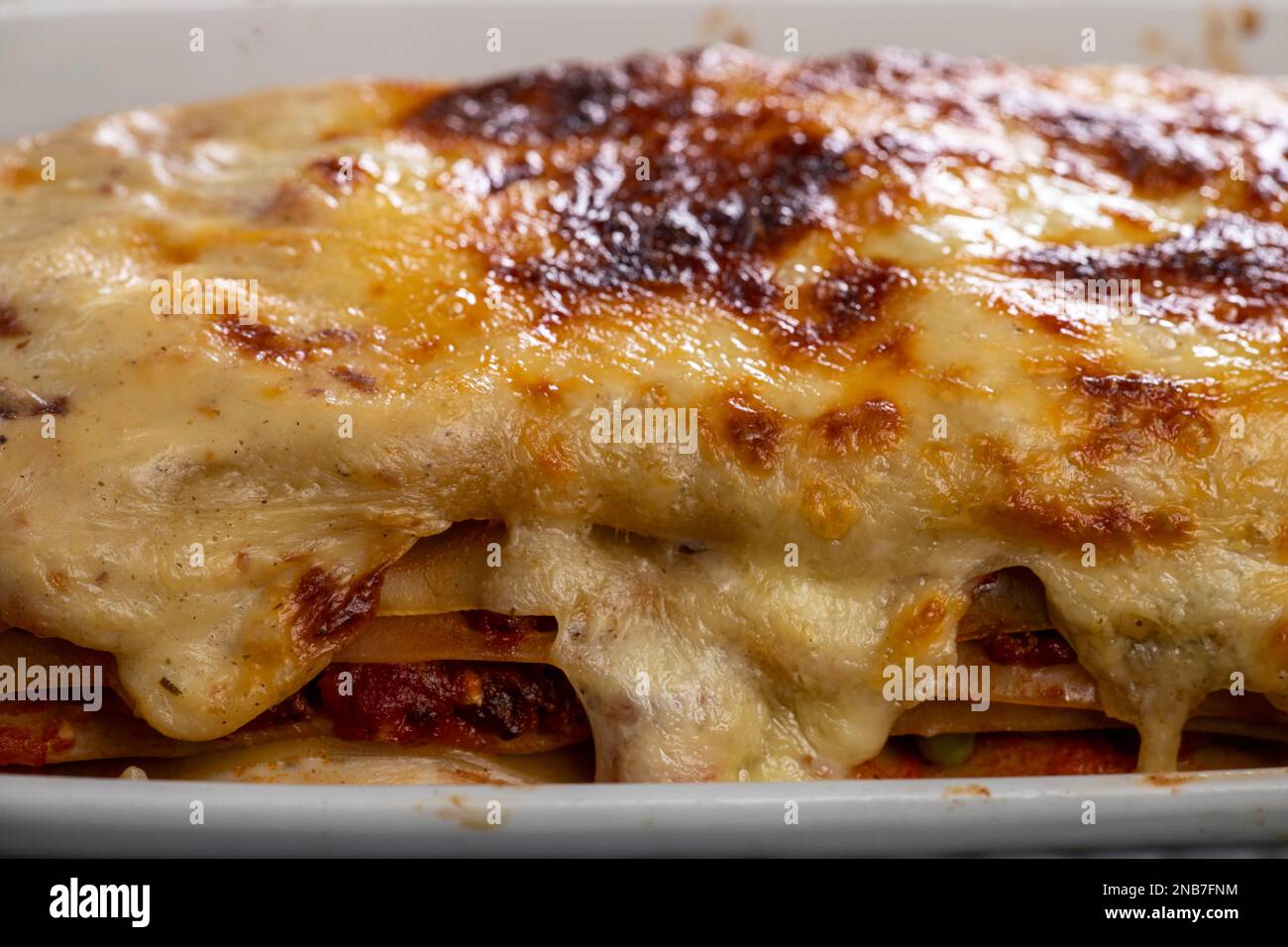 lasagne italienne dans une casserole blanche Banque D'Images
