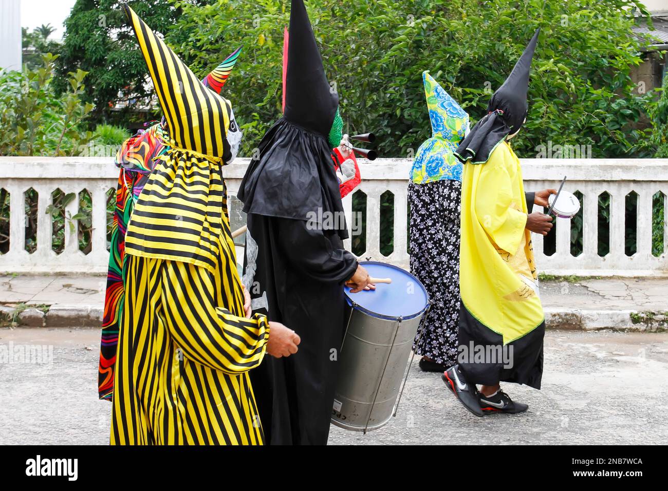 Minas Gerais, Brésil - 4 mars 2019 : des gens masqués connus sous le nom de cainaguas portant leurs vêtements colorés caractéristiques dans les rues pendant le carnaval Banque D'Images