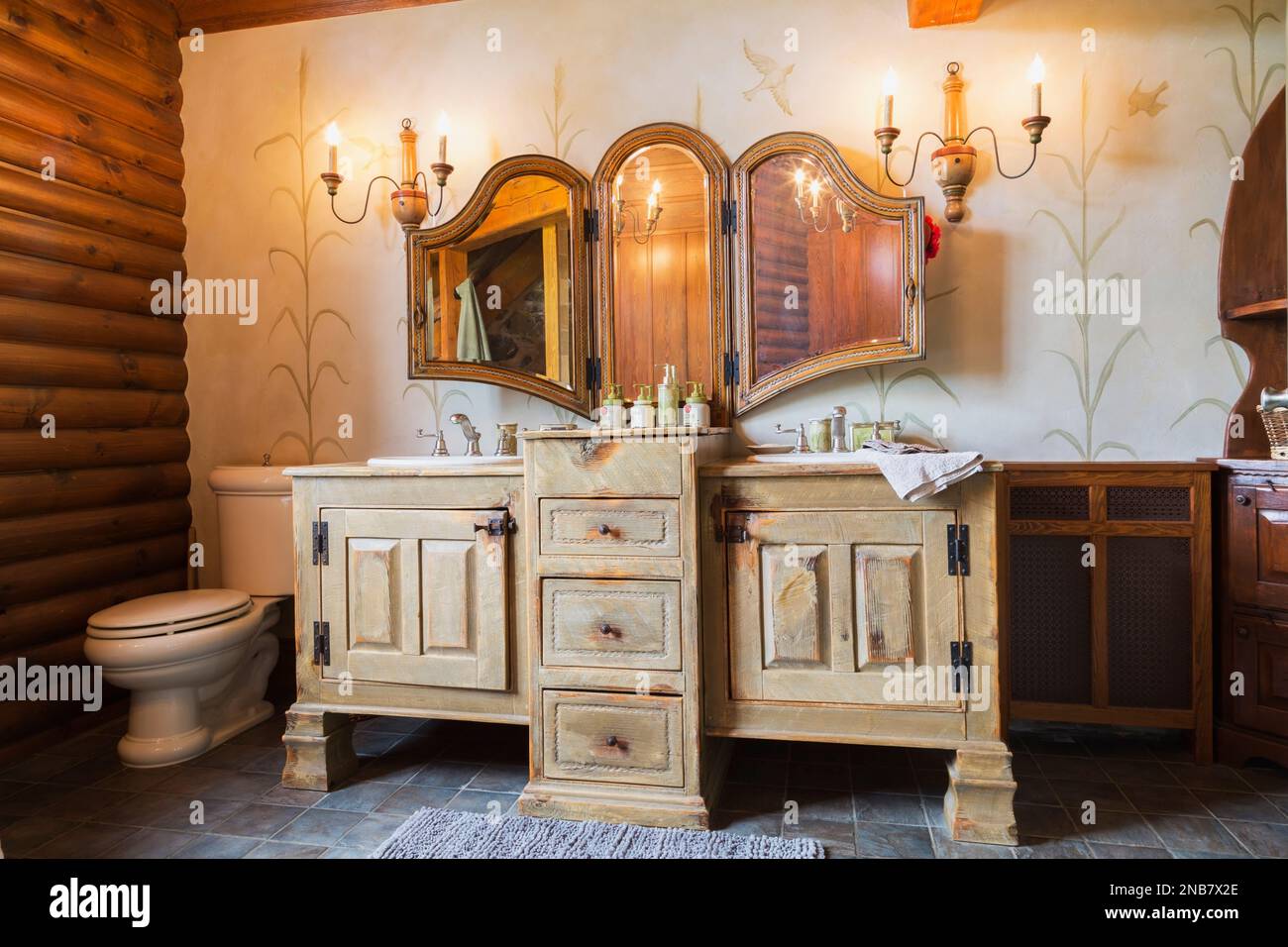Armoires en bois de pin blanchi et vieilli, miroir pliant mural antique et toilettes en porcelaine blanche dans la salle de bains principale à l'intérieur de la vieille maison de 1826. Banque D'Images