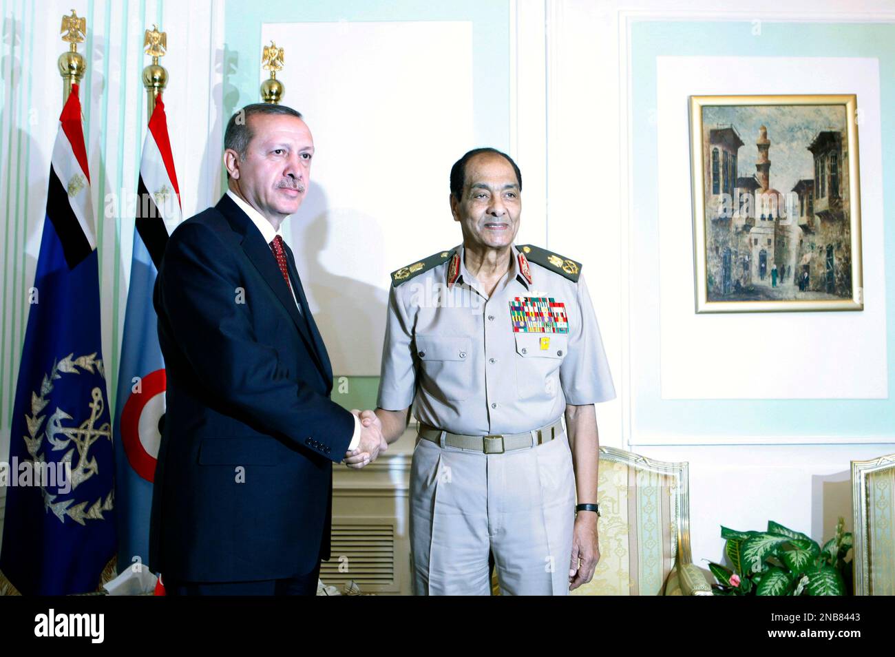 Field Marshal Mohamed Hussein Tantawi, head of Egypt's ruling military council, right, greets Turkish Prime Minister Recep Tayyip Erdogan, upon his arrival at the defence ministry in Cairo, Egypt, Tuesday, Sept. 13, 2011. Erdogan, intent on broadening Turkey's influence in the Middle East and the Arab world, started a visit to Egypt and will also visit Tunisia and Libya, two other countries where popular uprisings have ousted autocratic leaders. (AP Photo/Amr Nabil, Pool) Banque D'Images