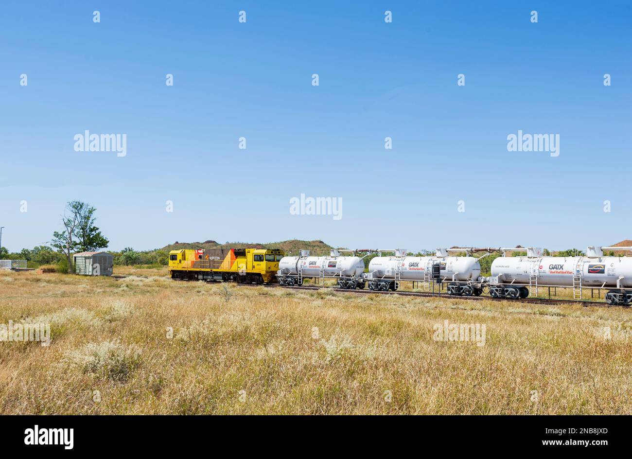 GATZ Tank train transportant de l'acide sulfurique traversant Duchess, Queensland, Queensland, Australie Banque D'Images