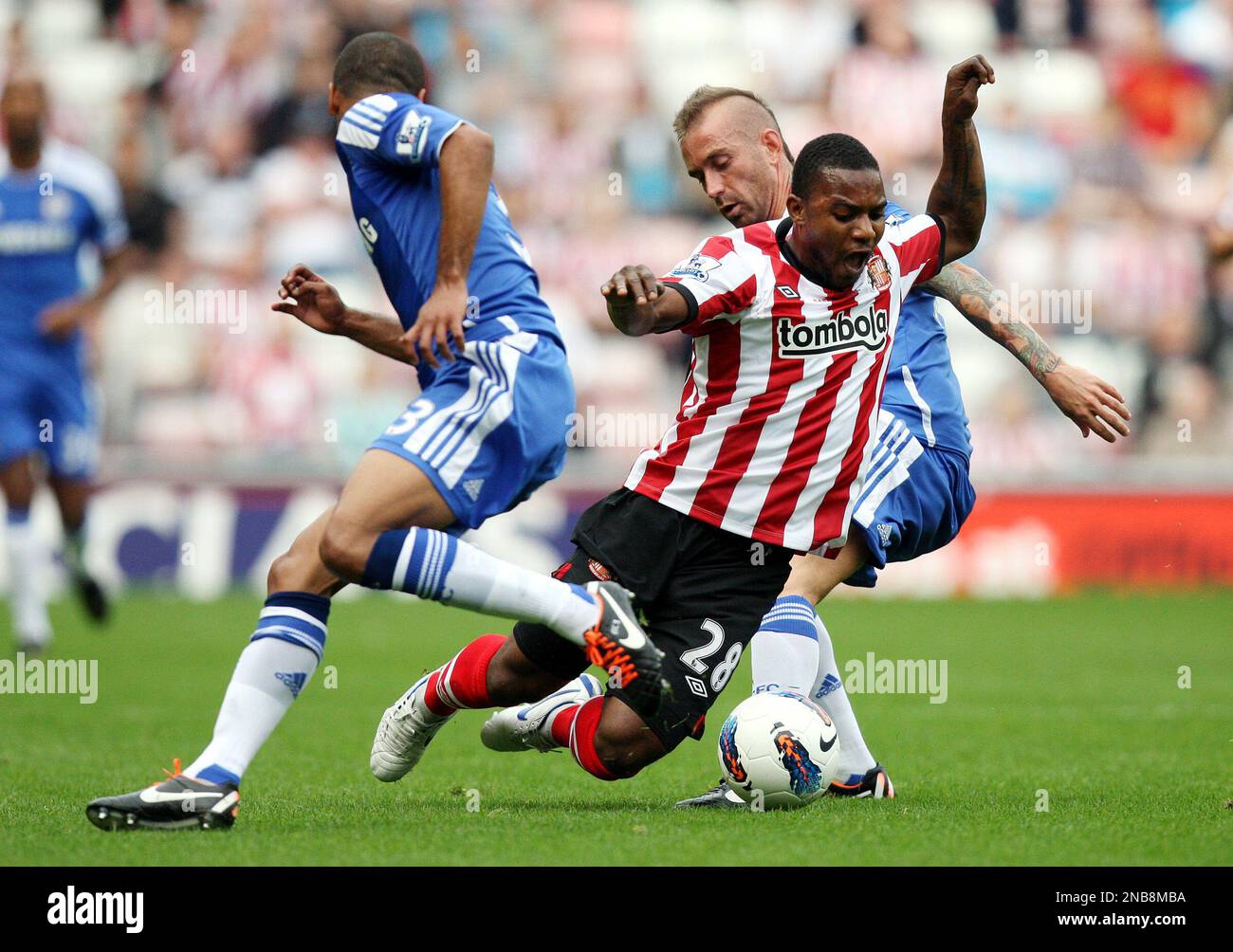 Sunderland's Stephane Sessegnon, center, vies for the ball with Chelsea's Ashley Cole, left, and Raul Meireles during their English Premier League soccer match at the Stadium of Light, Sunderland, England, Saturday, Sept. 10, 2011. (AP Photo/Scott Heppell) Banque D'Images
