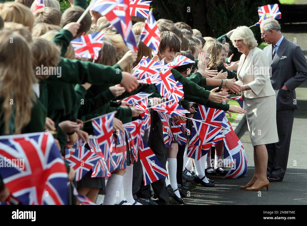 Britain's Prince Charles and Camilla, the Duchess of Cornwall meet school children as they arrive at Gracehill Old School in Gracehill, Northern Ireland, Sept. 9, 2011. Britain's Prince Charles and Camilla, the Duchess of Cornwall visited Gracehill in County Antrim on their final engagement of a two-day visit to Northern Ireland. (AP Photo) Banque D'Images