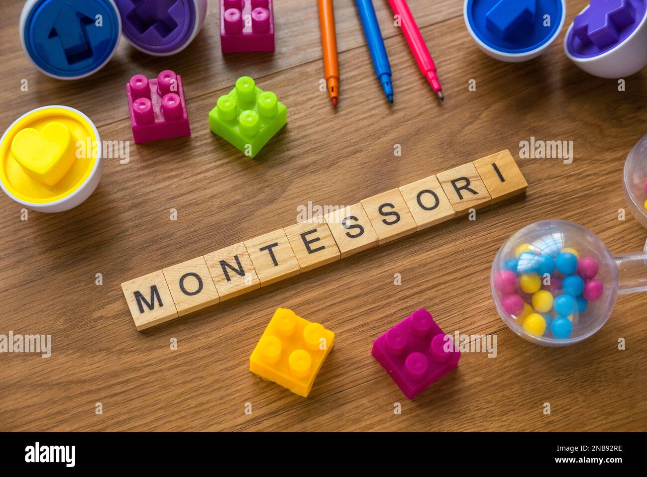 Montessori sur le concept de l'alphabet en bois avec des jouets sur fond de bois. Banque D'Images