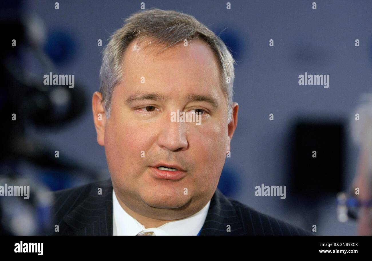 Russia's envoy to NATO, Dmitry Rogozin speaks to the media at a Global Policy Forum in Russia old city Yaroslavl, located 250 kilometers (160 mi) northeast of Moscow, Russia, Wednesday, Sept. 7, 2011. (AP Photo/Misha Japaridze) Banque D'Images