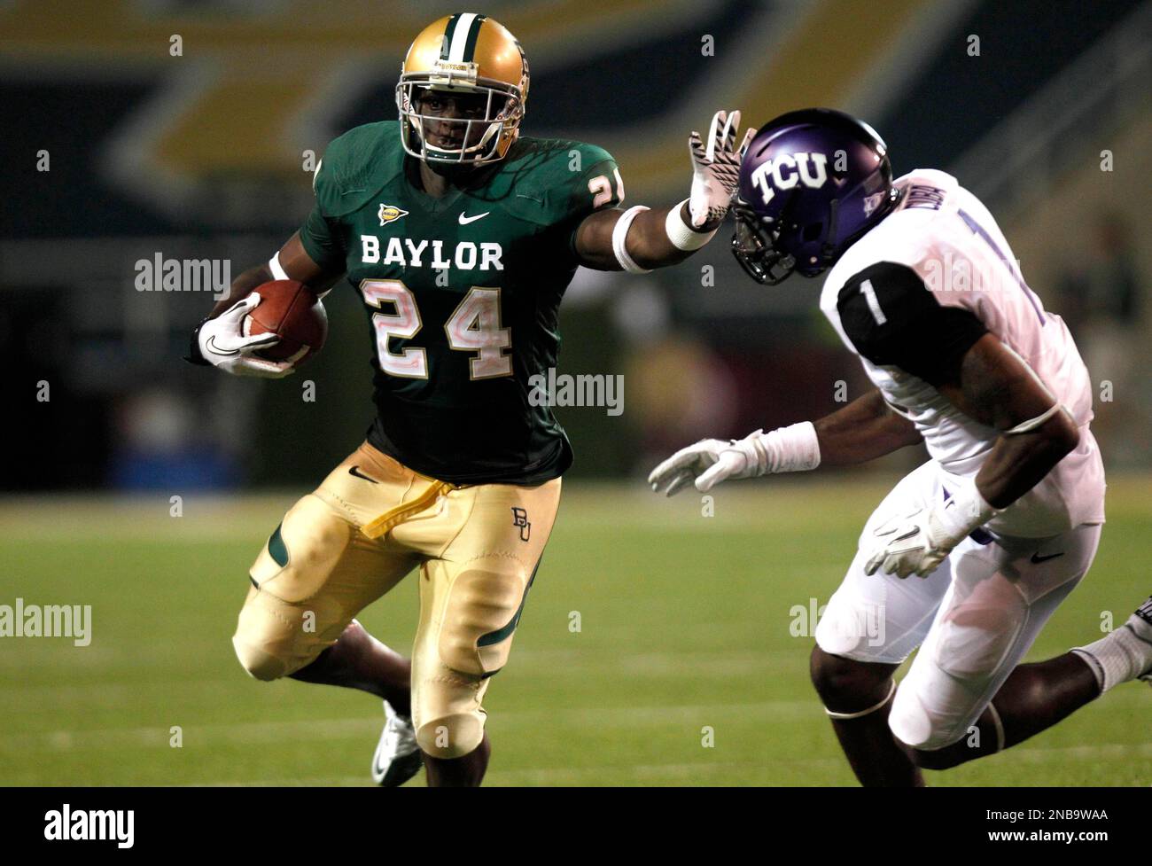 Baylor running back Terrance Ganaway (24) runs against TCU safety Tekerrein Cuba (1) during the first half of the NCAA college football game in Waco, Texas, Friday, Sept. 2, 2011. (AP Photo/LM Otero) Banque D'Images