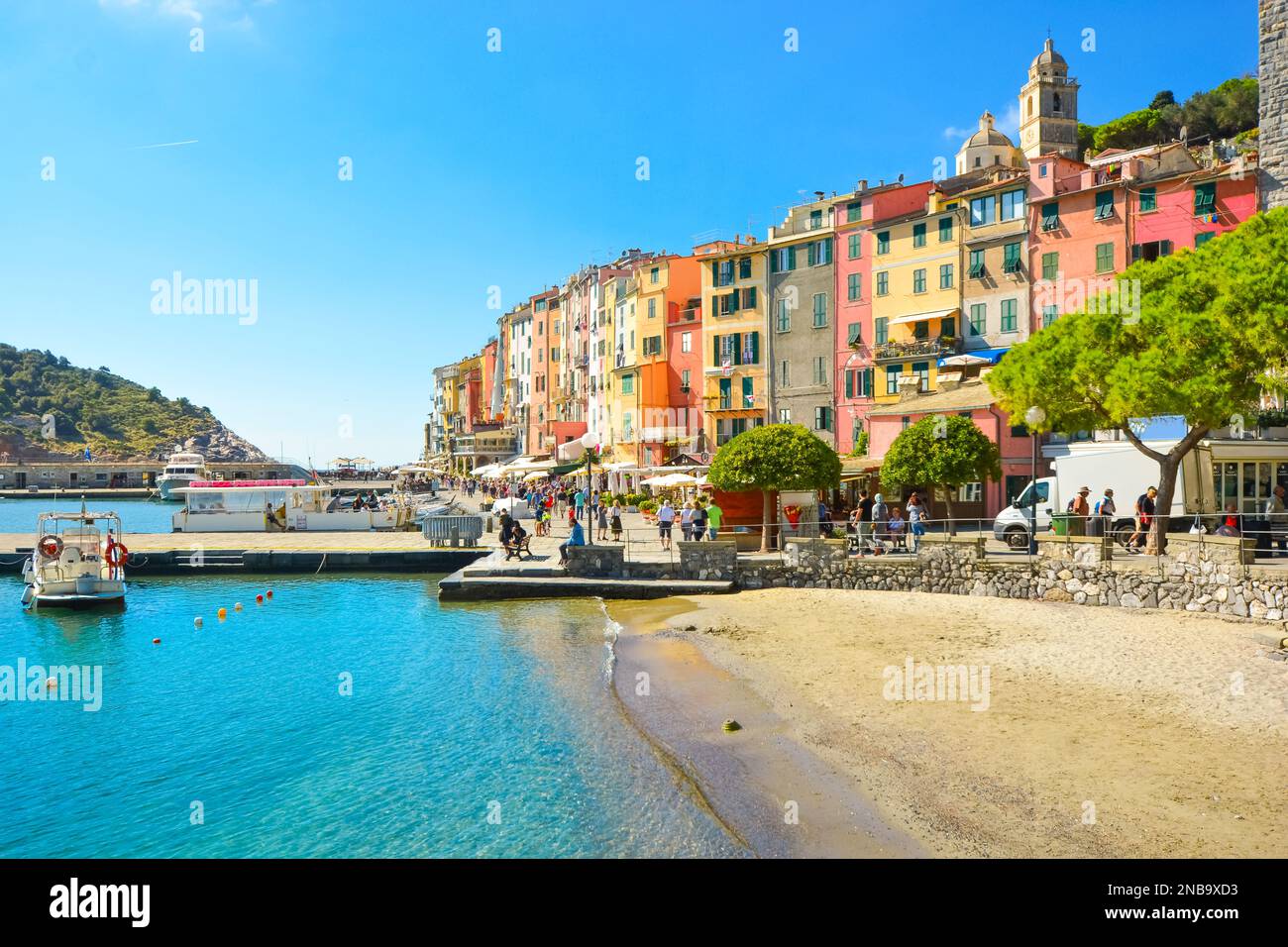 Une petite plage de sable au village côtier coloré de Porto Venere, en Italie, sur la côte ligure, avec ses cafés-terrasses, ses boutiques et sa marina. Banque D'Images