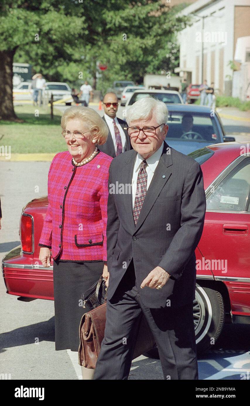 Retired Vice Admiral James Stockdale and his wife Sybil arrive on the campus of Georgia Tech in Atlanta, Georgia, Oct. 13, 1992 for a microphone check. Stockdale, Ross Perot’s running mate, will participate in the Vice Presidential debate with Dan Quayle and Al Gore. (AP Photo/Greg Gibson) Banque D'Images