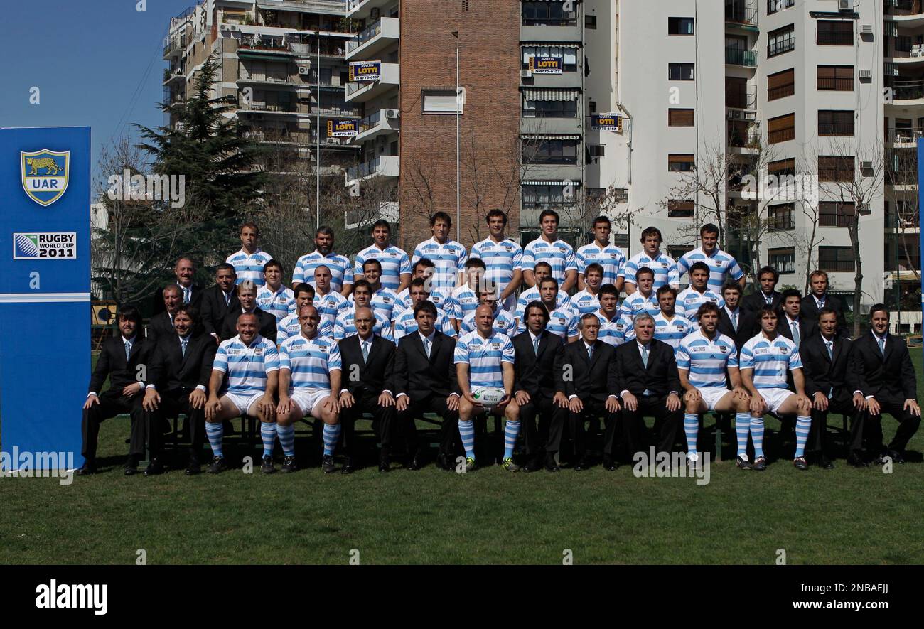 Argentina's rugby delegation to the World Cup pose for a photo in Buenos Aires, Argentina, Tuesday, Aug. 30, 2011. The Pumas will depart Wednesday for the 2011 Rugby World Cup in New Zealand. (AP Photo/Eduardo Di Baia) Banque D'Images