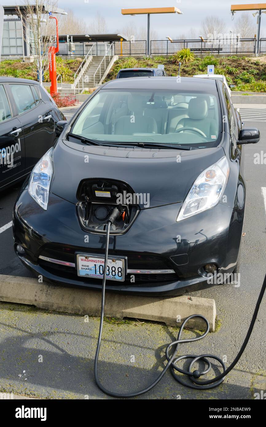 Tukwila, WA, États-Unis - 12 février 2023; Nissan Leaf King County Metro Pool charge les véhicules électriques à zéro émission à la station Tukwila Banque D'Images
