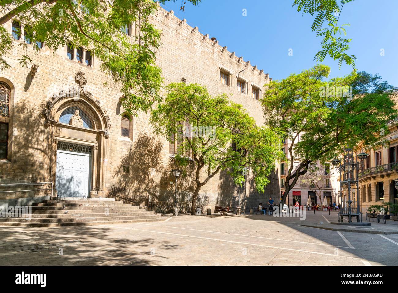 L'église catholique Sant Pere des Puelles sur la Plaza de San Pedro, ou Placa Sant Pere, dans le quartier gothique El Born de Barcelone, en Espagne. Banque D'Images