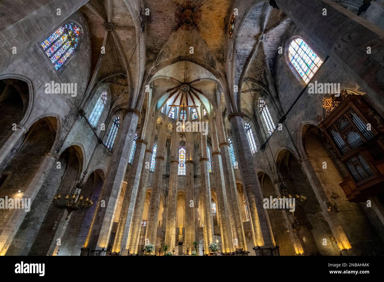 L'intérieur gothique de l'église de la basilique Santa Maria del Mar dans le quartier de Ribera près du quartier gothique de Barcelone, en Espagne. Banque D'Images