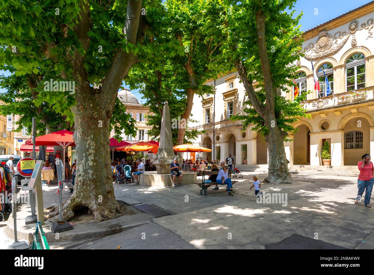 Une des nombreuses rues typiques et de petites places avec des cafés et des boutiques dans la ville historique de Saint-Rémy-de-Provence lors d'une belle journée d'été. Banque D'Images