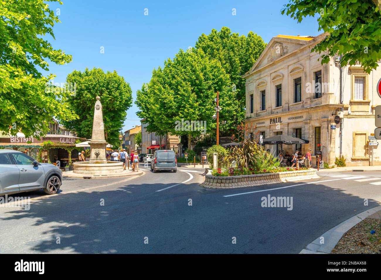 Une fontaine à obélisque dans la vieille ville médiévale de la ville idyllique de Saint-Rémy-de-Provence, dans la région Provence Côte d'Azur du Sud de la France. Banque D'Images