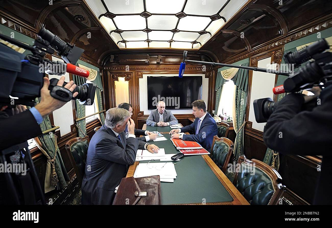 19 octobre 2012 - Vladimir Poutine a tenu une réunion dans un wagon blindé avec le vice-premier ministre Arkady Dvorkovich, le ministre des Transports Maxim Sokolov, et le chef des chemins de fer russes Vladimir Yakunin pour discuter du développement futur des chemins de fer et du trafic ferroviaire. Réunion sur le développement futur de la communication ferroviaire. Banque D'Images