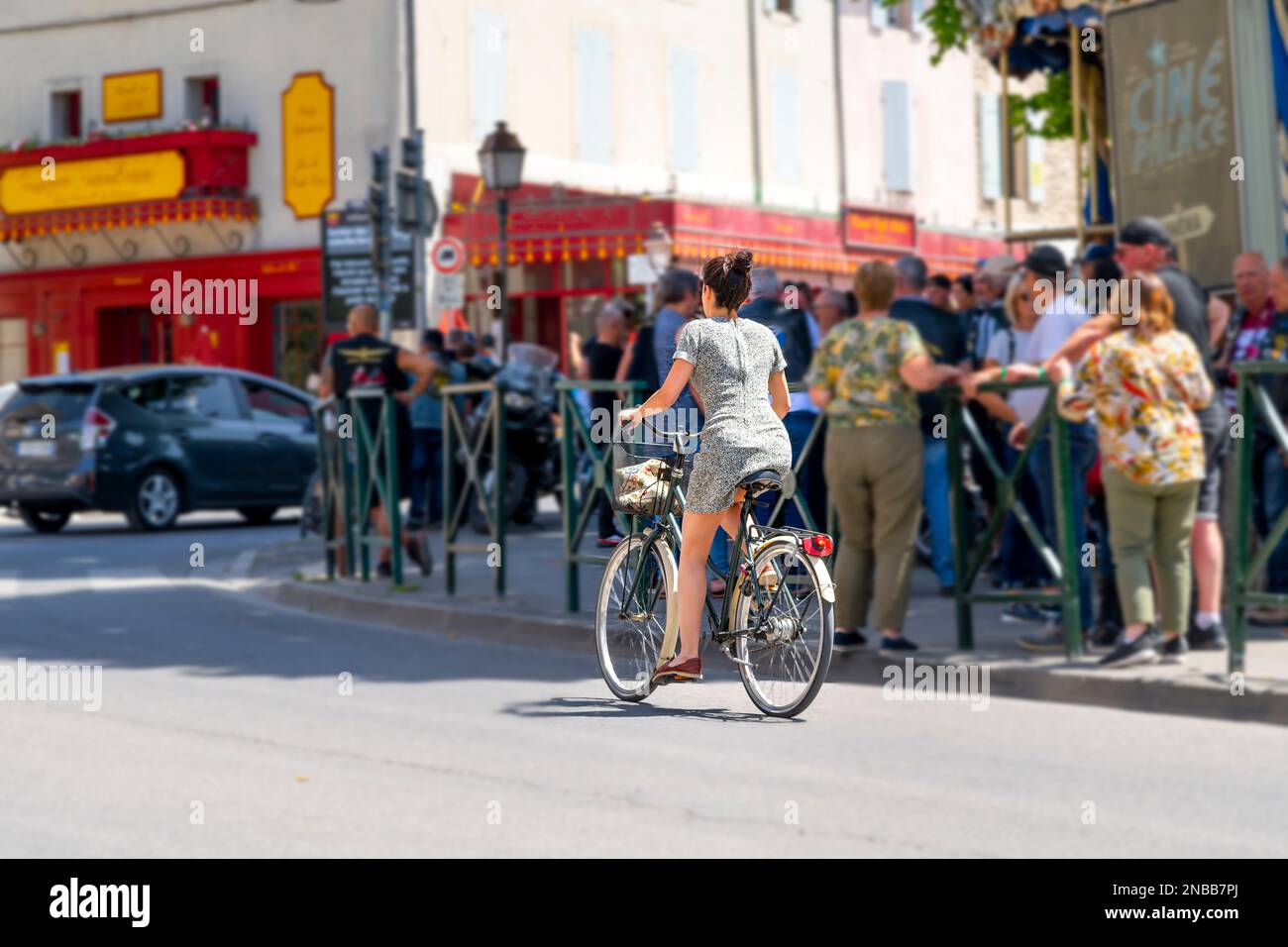 Un bâtiment historique couvert de lierre dans la vieille ville médiévale de Saint-Rémy dans la région Provence Côte d'Azur du Sud de la France. Banque D'Images