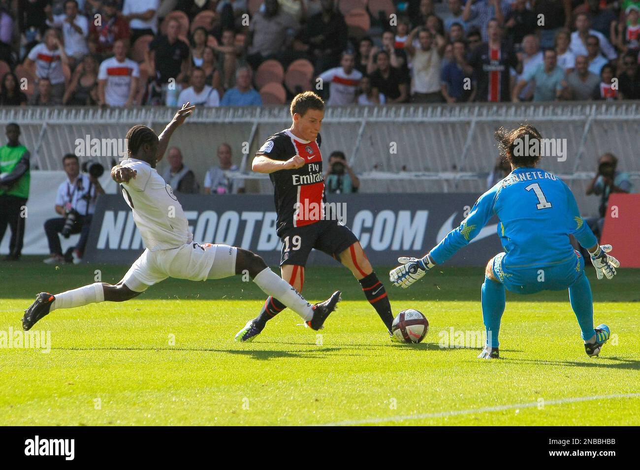 PSG's (Paris Saint-Germain F.C.) Kevin Gameiro, center, shoots for the goal between Valencienne's goalkeeper Nicolas Penneteau, right, and Benjamin Brou Angoua during the French League One soccer match at the Parc des Princes in Paris, France on Sunday, Aug. 21, 2011. (AP Photo/Jacques Brinon) Banque D'Images