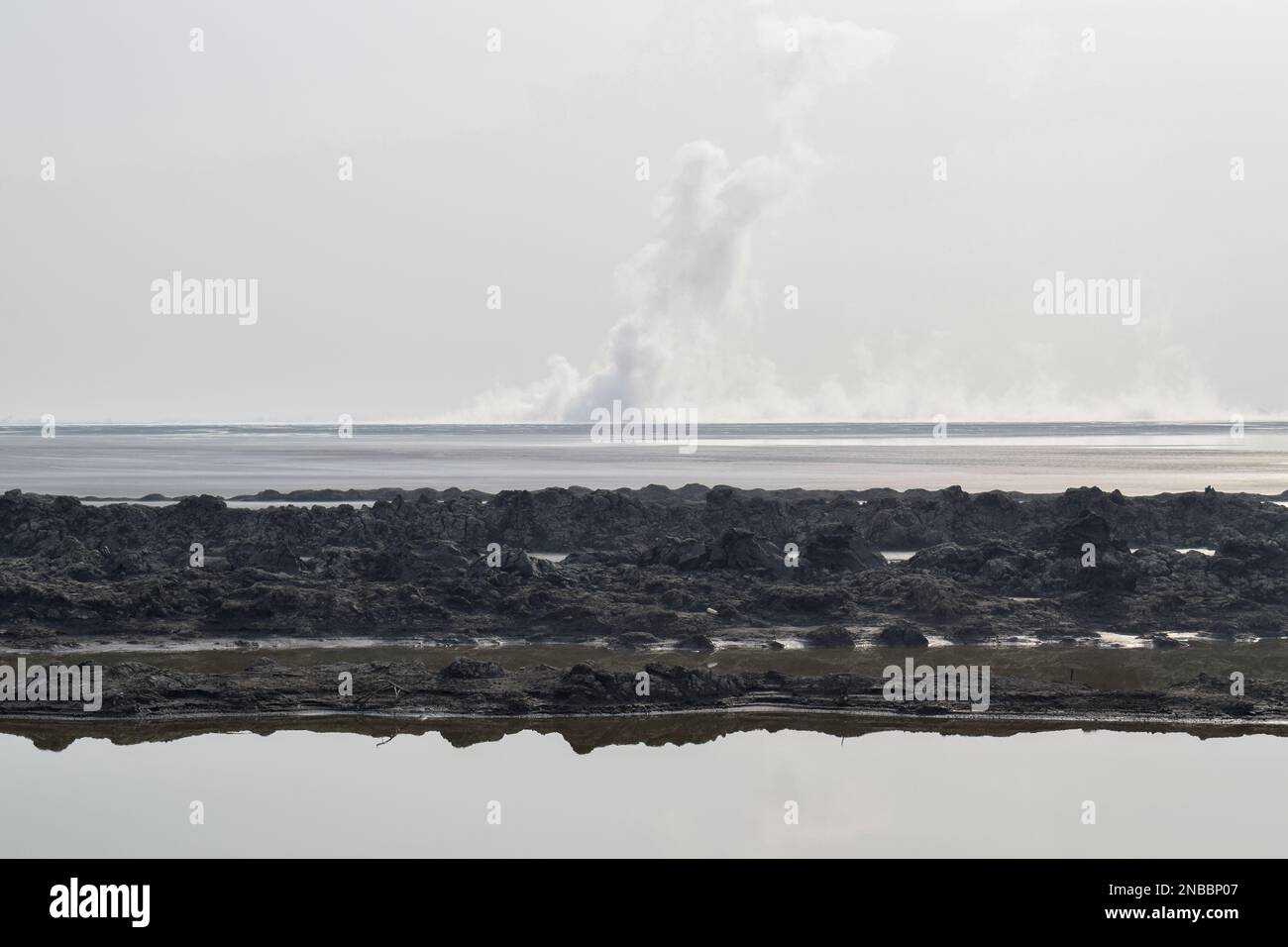 Panorama de la boue de Sidoarjo ou de la boue de Lapindo est un événement d'éruption de boue chaude, Sidoarjo dans l'est de Java, Indonésie qui a été en éruption depuis mai 2006. Banque D'Images