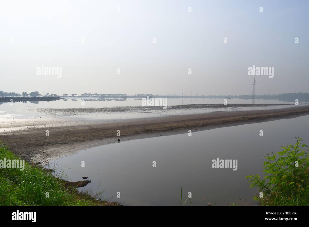 Panorama de la boue de Sidoarjo ou de la boue de Lapindo est un événement d'éruption de boue chaude, Sidoarjo dans l'est de Java, Indonésie qui a été en éruption depuis mai 2006. Banque D'Images