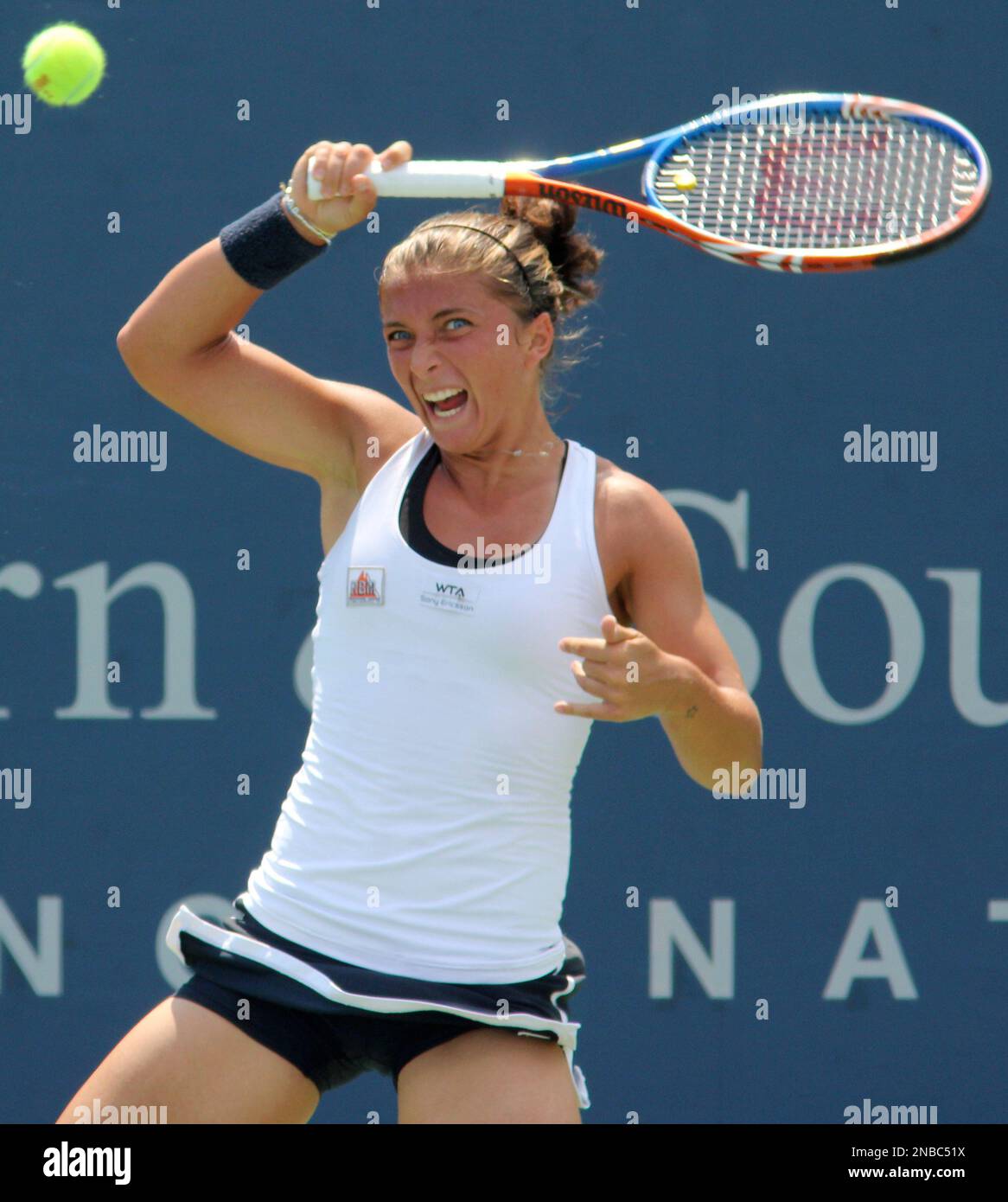 Sara Errani, from Italy, hits a forehand against Shuai Peng, from China, at the Western & Southern Open tennis tournament, Wednesday, Aug. 17, 2011 in Mason, Ohio. Peng won 6-2, 6-4. (AP Photo/Tom Uhlman) Banque D'Images