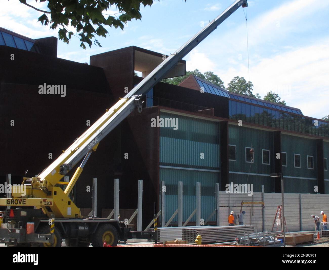 Construction workers are shown rebuilding the University of Iowa's Art Building West on Tuesday, Aug. 16, 2011 in Iowa City, Iowa. Newly released records show numerous safety violations contributed to the death of Kevin Hammons, who was crushed by a falling steel beam on the project in January. (AP Photo/Ryan J. Foley) Banque D'Images