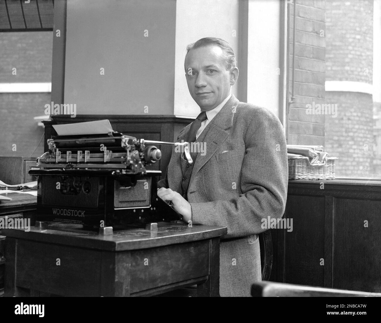 Bringing the drama and tragedy of Spain’s civil war to American readers is this Associated Press correspondent Elmer W. Peterson in New York on June 18, 1936. (AP Photo) Banque D'Images