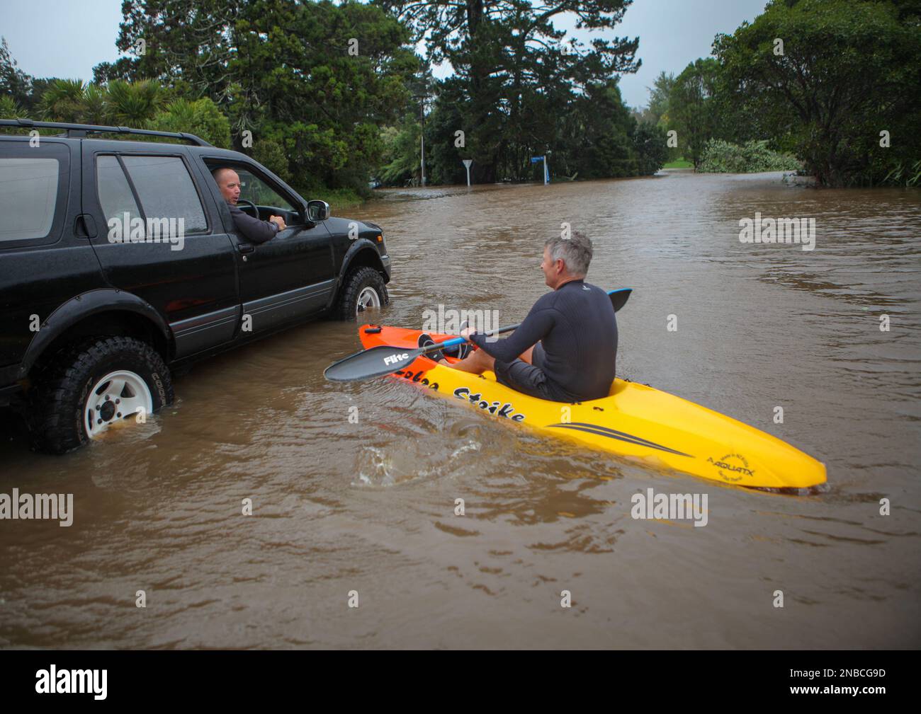 Auckland, Nouvelle-Zélande. 14th févr. 2023. Un homme fait des kayaks dans une rue inondée à Auckland, en Nouvelle-Zélande, le 14 février 2023. Le gouvernement néo-zélandais a déclaré mardi l'état d'urgence national avant que le cyclone Gabrielle ne déchaîne sa pleine fureur. Ce n'est que la troisième fois dans l'histoire de la Nouvelle-Zélande qu'un état d'urgence national a été déclaré. Credit: Zhao Gang/Xinhua/Alay Live News Banque D'Images